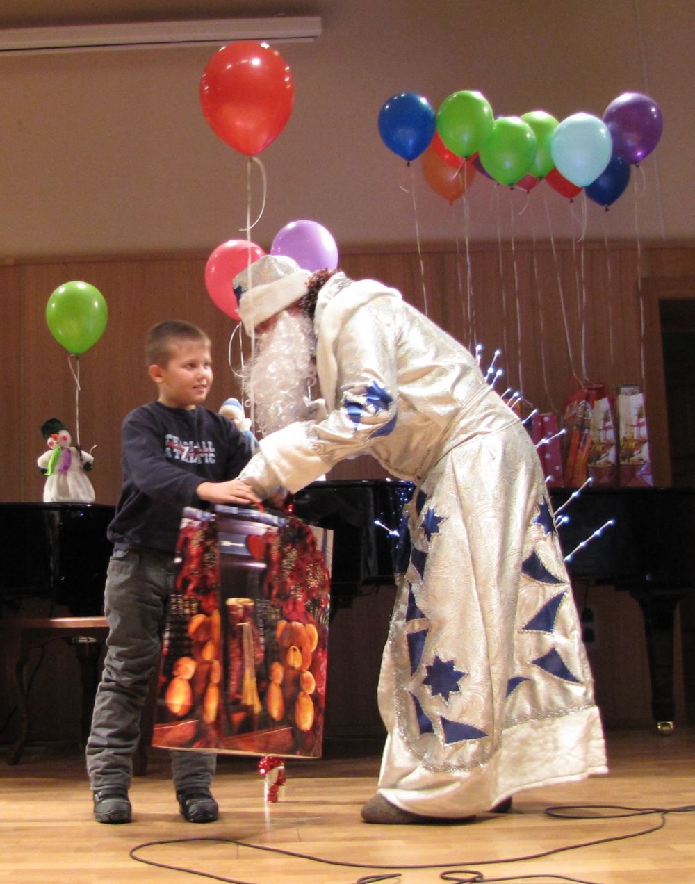 В домах тепло, вода и свет "КрасКому" 10 лет!" - тема рисунка Лавриненко Ильи, 9 лет.