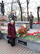 Труженица тыла Валентина Чаусова у Вечного огня.